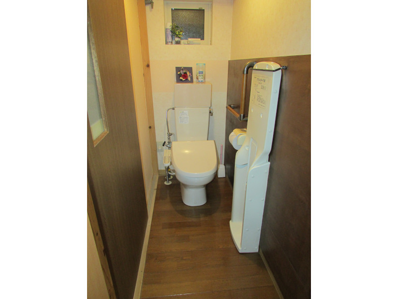 ファンレストテーブル付きトイレ