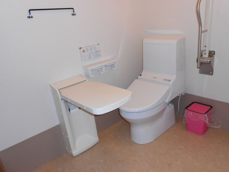 ファンレストテーブル付きトイレ