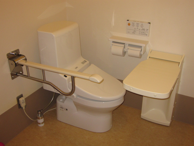 ファンレストテーブル付きトイレ