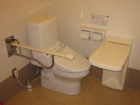 ファンレストテーブル付きトイレ